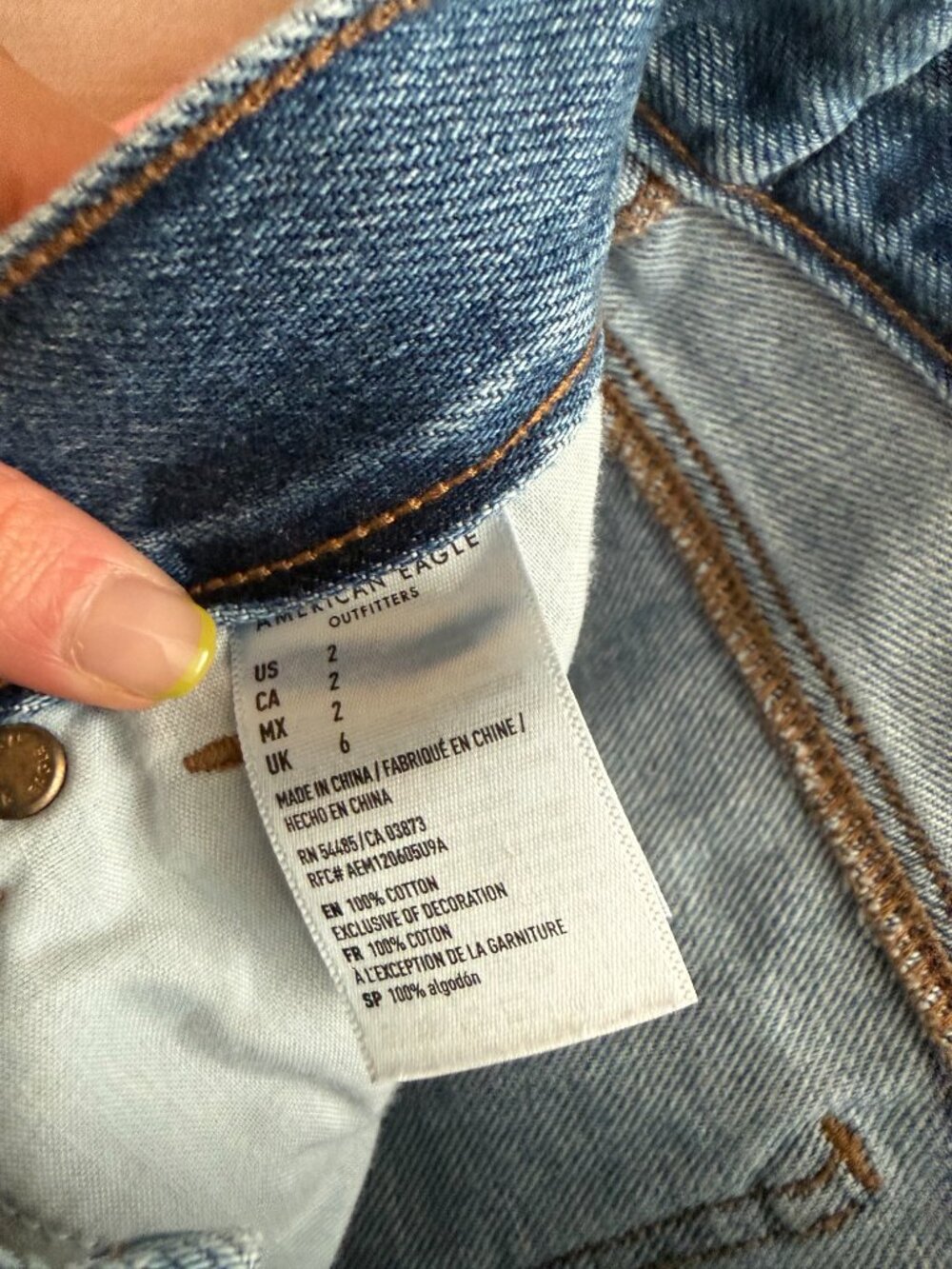 American Eagle Jean Mom Short, Size 2 - Picture 4 of 4